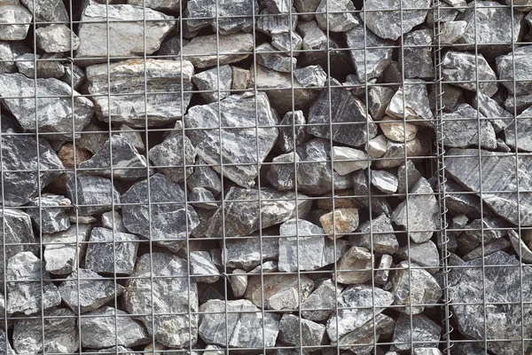 Tel örgülerin arkasındaki büyük taşlar, derin alan derinliğine dikkat edin.