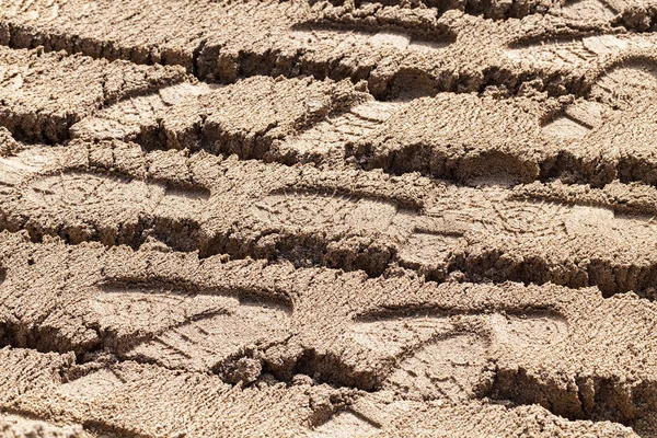 İnşaat alanının yakınındaki kumda ayak izleri, yüzeysel alan derinliğine dikkat edin.