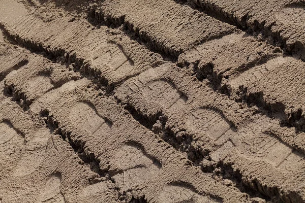 İnşaat alanının yakınındaki kumda ayak izleri, yüzeysel alan derinliğine dikkat edin.