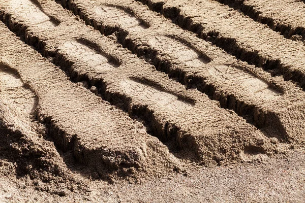 İnşaat alanının yakınındaki kumda ayak izleri, yüzeysel alan derinliğine dikkat edin.