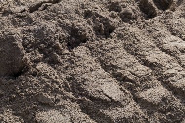 Kazı makinesine yüklemek için kova izleri olan kumlar inşa ediliyor.