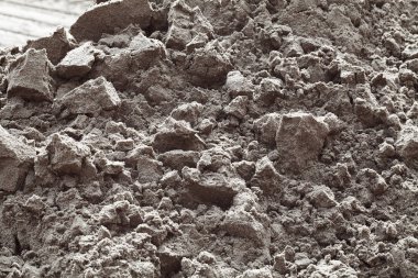 İnşaat kumu, alanın derinliğine dikkat edin.