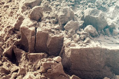 İnşaat kumu, alanın derinliğine dikkat edin.