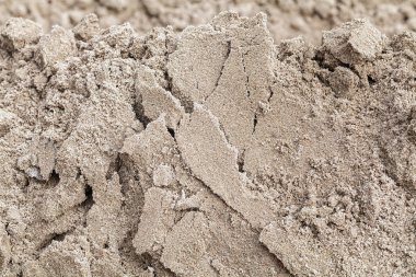 İnşaat kumu, alanın derinliğine dikkat edin.