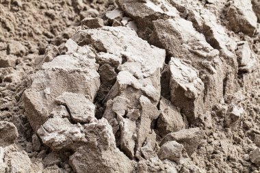 İnşaat kumu, alanın derinliğine dikkat edin.