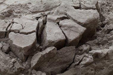 İnşaat kumu, alanın derinliğine dikkat edin.