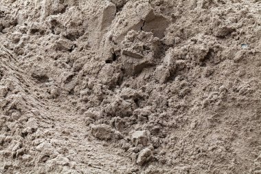 İnşaat kumu, alanın derinliğine dikkat edin.