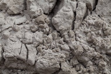 İnşaat kumu, alanın derinliğine dikkat edin.
