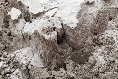 İnşaat kumu, alanın derinliğine dikkat edin.