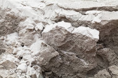 İnşaat kumu, alanın derinliğine dikkat edin.