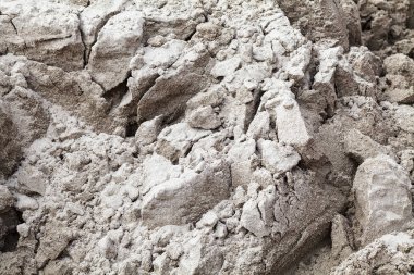 İnşaat kumu, alanın derinliğine dikkat edin.