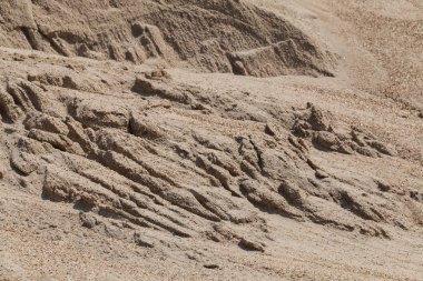 İnşaat kumu, alanın derinliğine dikkat edin.
