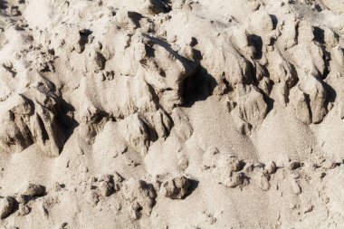 İnşaattaki kum, alanın derinliğine dikkat edin.