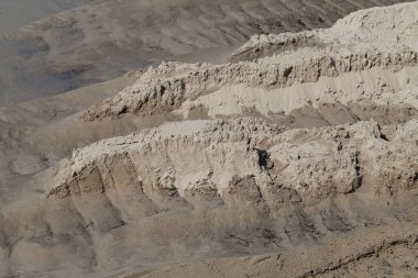 İnşaattaki kum, alanın derinliğine dikkat edin.