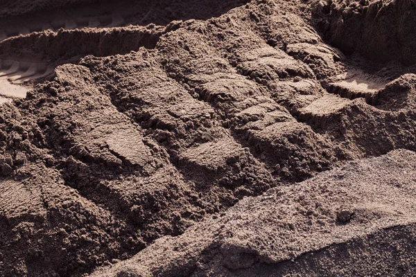 Kazı makinesine yüklemek için kova izleri olan kumlar inşa ediliyor.