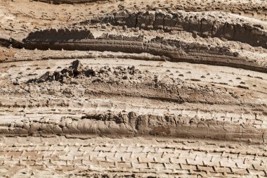 Kumda lastik izleri, alanın derinliğine dikkat edin.
