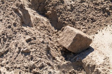 İnşaattaki kum, alanın derinliğine dikkat edin.