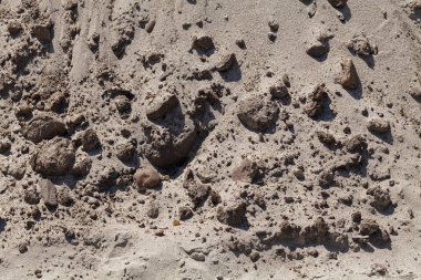 İnşaattaki kum, alanın derinliğine dikkat edin.