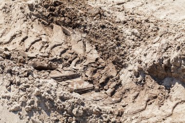 İnşaattaki kum, alanın derinliğine dikkat edin.