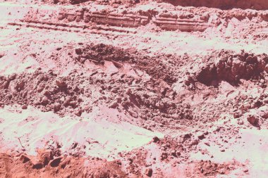 İnşaattaki kum, alanın derinliğine dikkat edin.