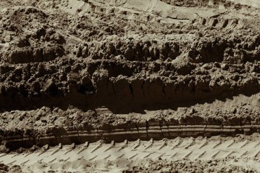 İnşaattaki kum, alanın derinliğine dikkat edin.