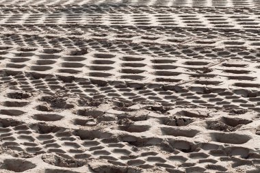 Çifte titreşim silindiri izleri olan kum inşaat halinde. Sığ alan derinliğine dikkat edin.