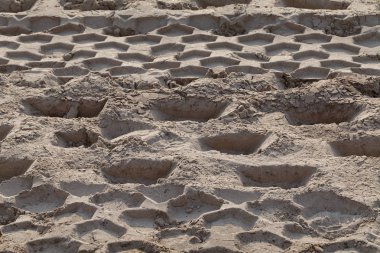 Çifte titreşim silindiri izleri olan kum inşaat halinde. Sığ alan derinliğine dikkat edin.