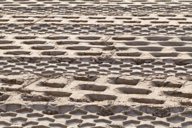 Çifte titreşim silindiri izleri olan kum inşaat halinde. Sığ alan derinliğine dikkat edin.