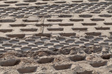 Çifte titreşim silindiri izleri olan kum inşaat halinde. Sığ alan derinliğine dikkat edin.