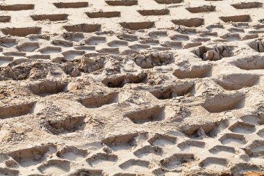 Çifte titreşim silindiri izleri olan kum inşaat halinde. Sığ alan derinliğine dikkat edin.