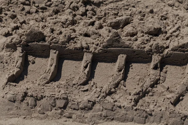 砂の中のタイヤ痕フィールドの浅い深さに注意してください — ストック写真