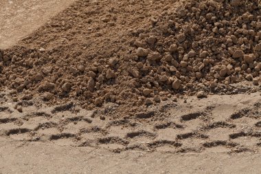 İnşaatta kum ve çakıl, alanın derinliğine dikkat edin.