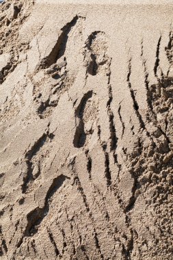 İnşaatta kum ve ayak izleri, alan derinliğine dikkat edin.