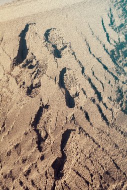 İnşaatta kum ve ayak izleri, alan derinliğine dikkat edin.