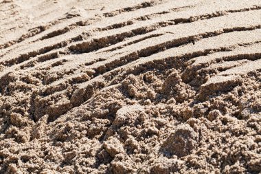 İnşaattaki kum, alanın derinliğine dikkat edin.