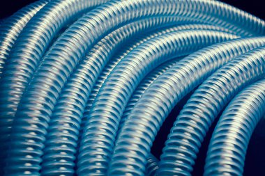 Yapımda esnek mavi plastik hortum