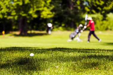 golfçüler ağaçları ile golf sahasında, sığ derinlik-in tarla Not