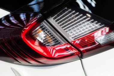 Kırmızı aracın farlarını yazın, alanın derinliğine dikkat edin.