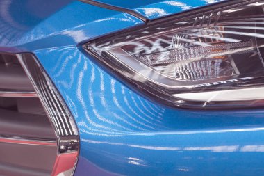 Mavi aracın farlarını yazın, alanın derinliğine dikkat edin.