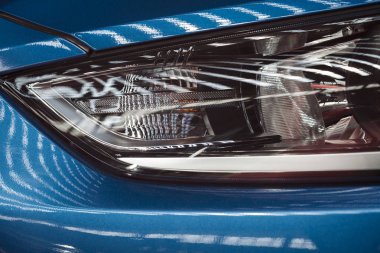 Mavi aracın farlarını yazın, alanın derinliğine dikkat edin.