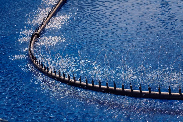 Fuente Azul Con Aspersores Nota Poca Profundidad Campo — Foto de Stock