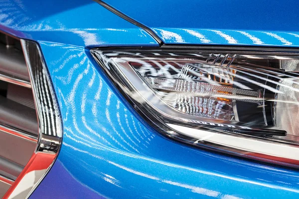 Mavi aracın farlarını yazın, alanın derinliğine dikkat edin.