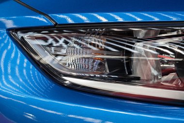 Mavi aracın farlarını yazın, alanın derinliğine dikkat edin.