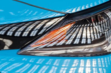 Mavi aracın farlarını yazın, alanın derinliğine dikkat edin.