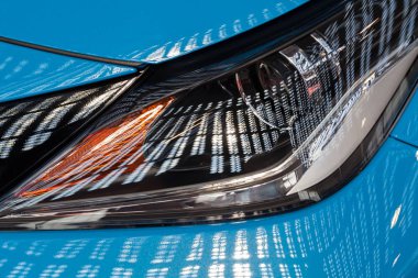 Mavi aracın farlarını yazın, alanın derinliğine dikkat edin.