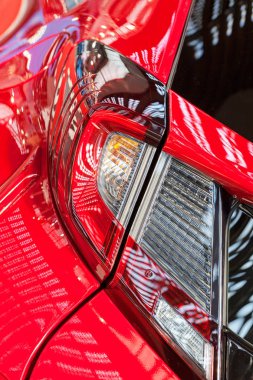 Kırmızı aracın farlarını yazın, alanın derinliğine dikkat edin.