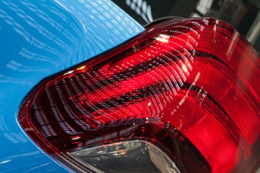 Mavi araçlardaki fren lambaları, alan derinliğine dikkat edin.