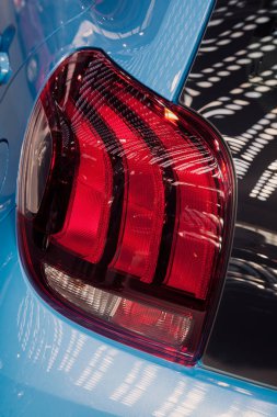 Mavi araçlardaki fren lambaları, alan derinliğine dikkat edin.