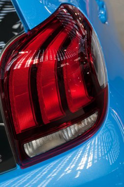 Mavi araçlardaki fren lambaları, alan derinliğine dikkat edin.