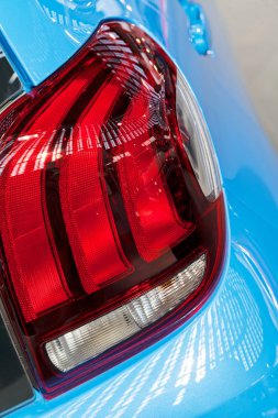 Mavi araçlardaki fren lambaları, alan derinliğine dikkat edin.